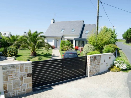 Portail coulissant ajouré noir modèle Raz