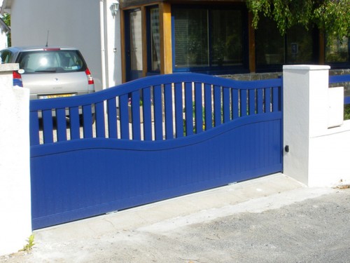 Portail coulissant "chapeau de gendarme" bleu